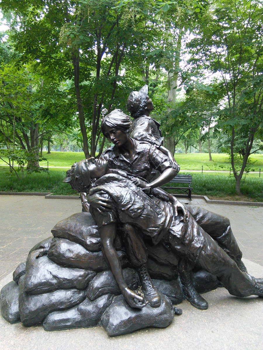 Women_in_war_memorial_1