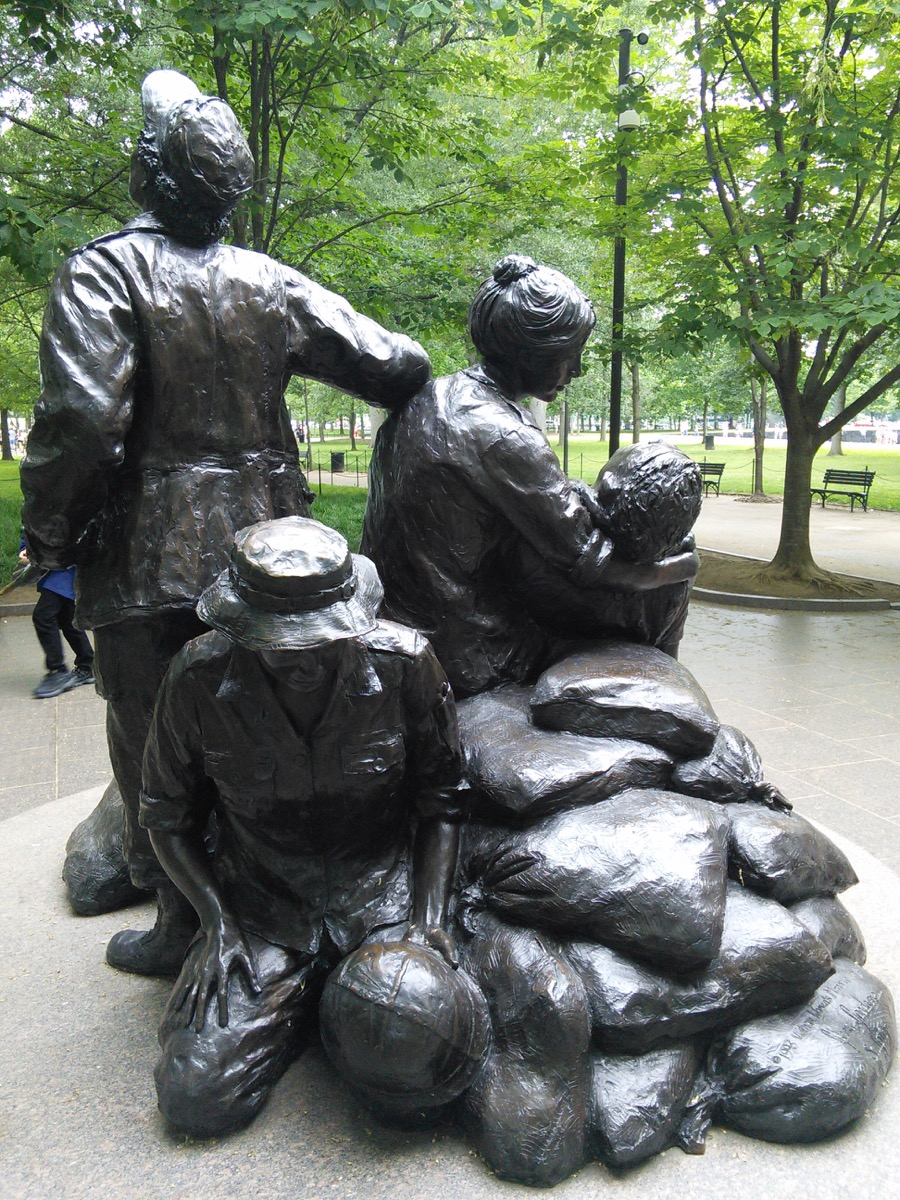 Women_in_war_memorial_2